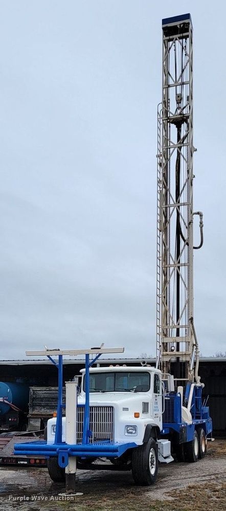 image for item ID9254 1999 International 5000  well service truck