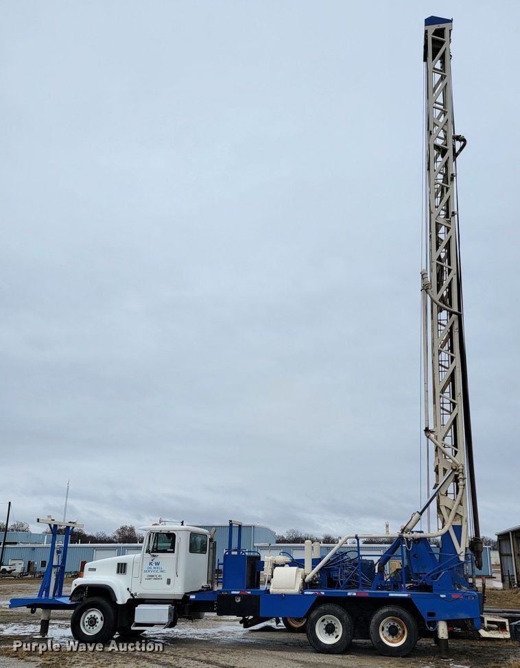 image for item ID9254 1999 International 5000  well service truck