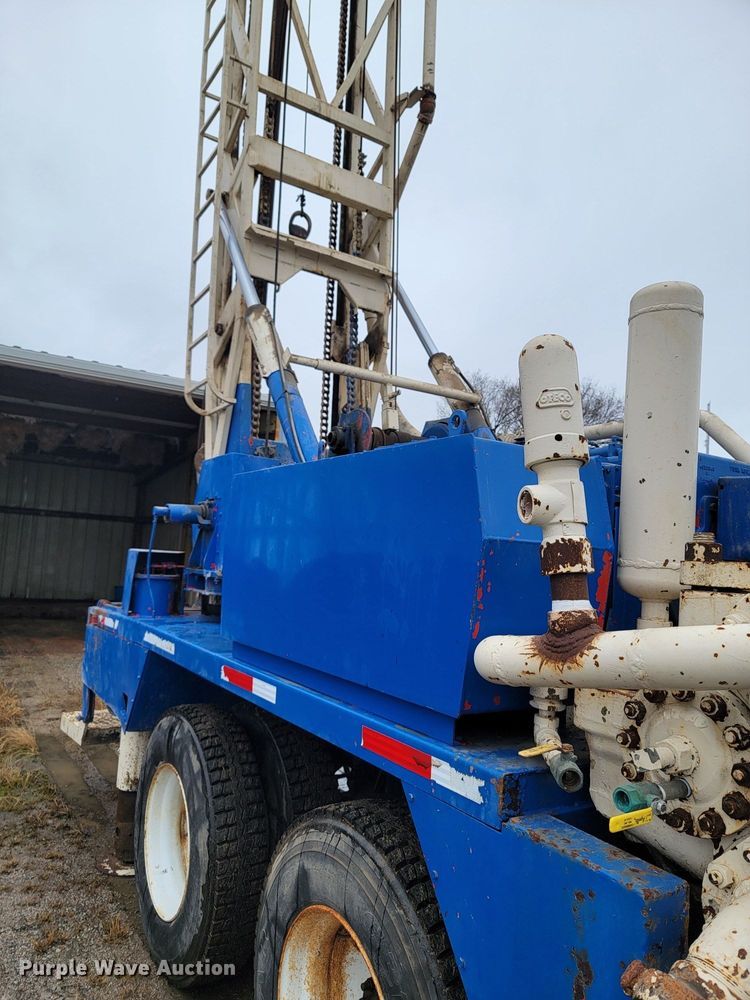 image for item ID9254 1999 International 5000  well service truck