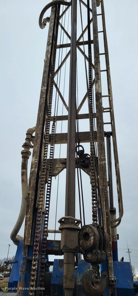 image for item ID9254 1999 International 5000  well service truck