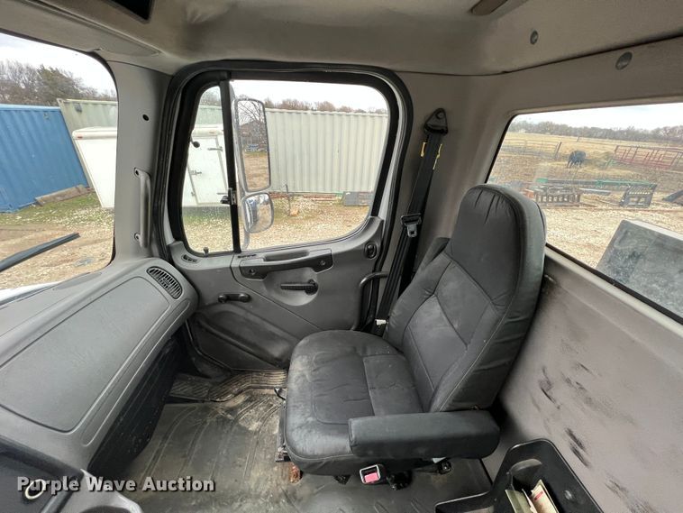 image for item ID9255 2007 Freightliner M106  well service truck