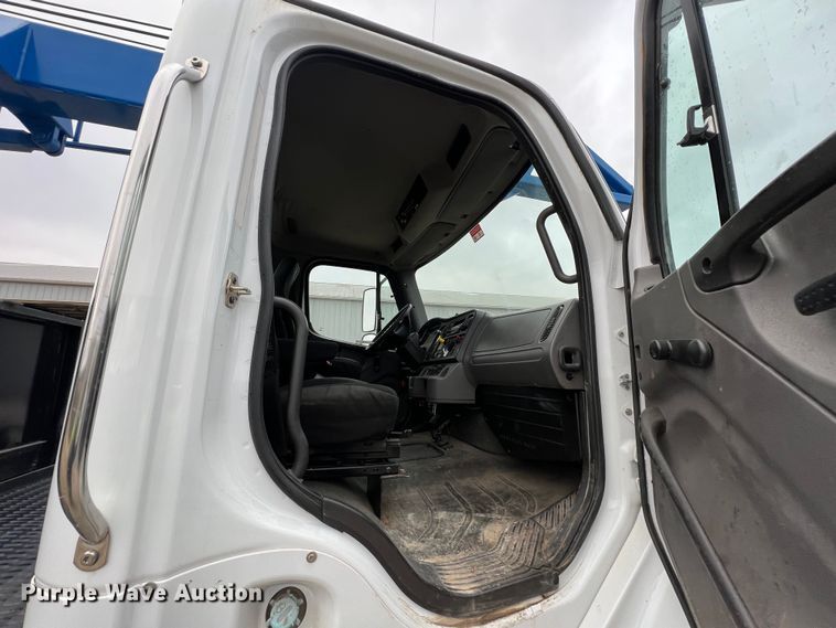 image for item ID9255 2007 Freightliner M106  well service truck