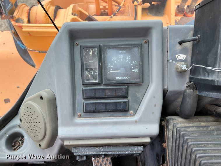 image for item ID9274 2002 Daewoo Mega 200III  wheel loader