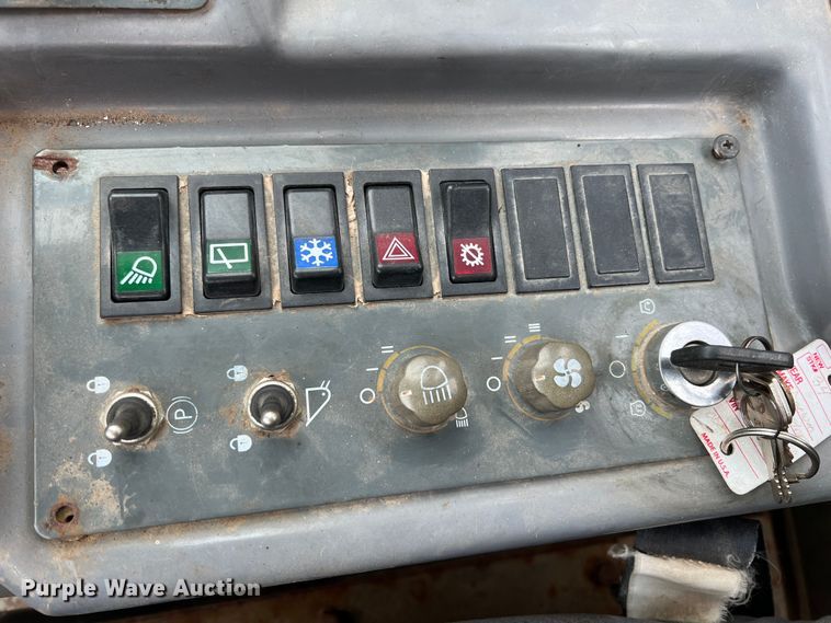 image for item ID9274 2002 Daewoo Mega 200III  wheel loader