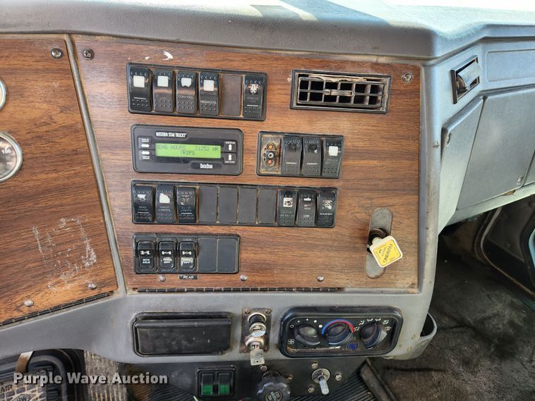 image for item JB9699 2004 Western Star 4900FA  dump truck