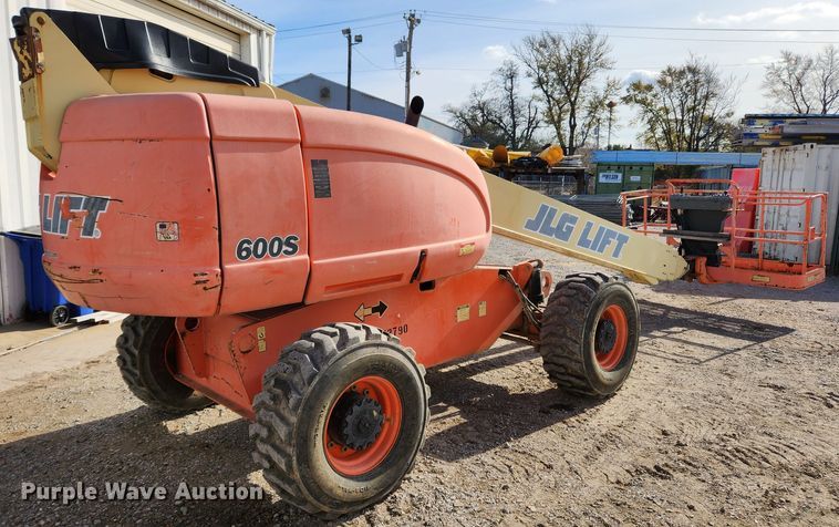 image for item JB9727 2000 JLG 600S  boom lift