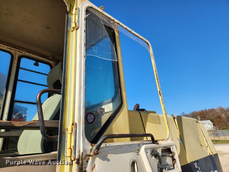 image for item JB9773 1992 Komatsu PC220LC  excavator