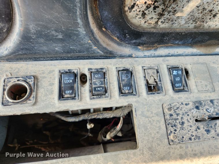 image for item JB9775 1995 Komatsu PC220LC-6L  excavator