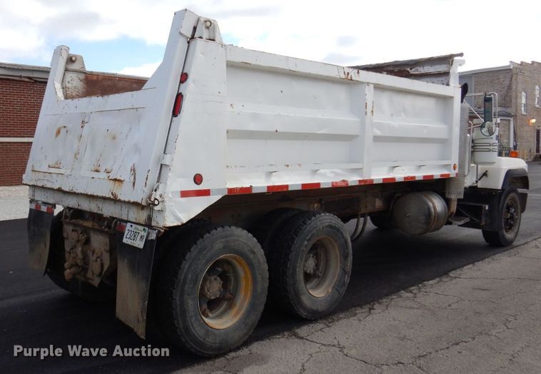 image for item JL9753 1995 Mack RD690S  dump truck