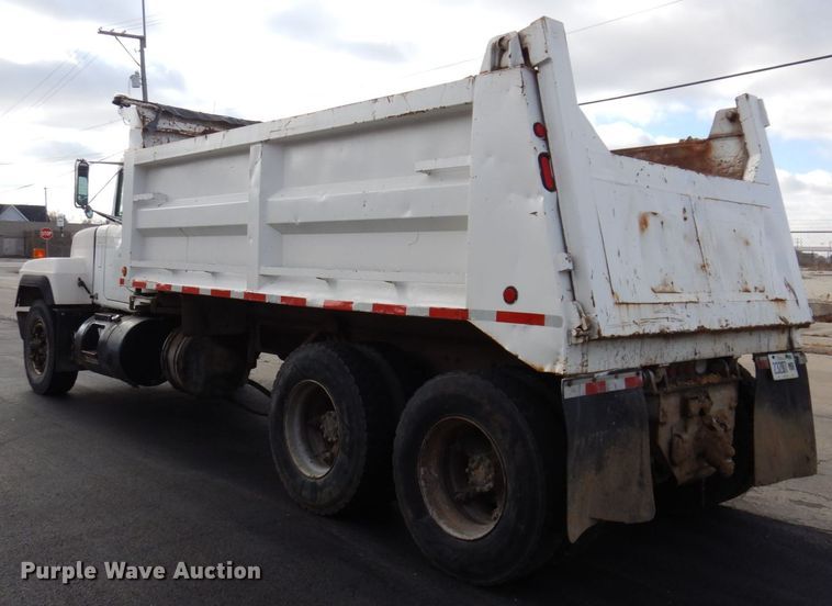 image for item JL9753 1995 Mack RD690S  dump truck