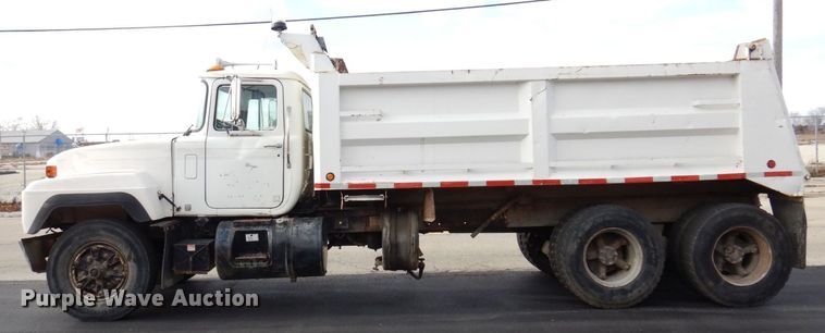 image for item JL9753 1995 Mack RD690S  dump truck