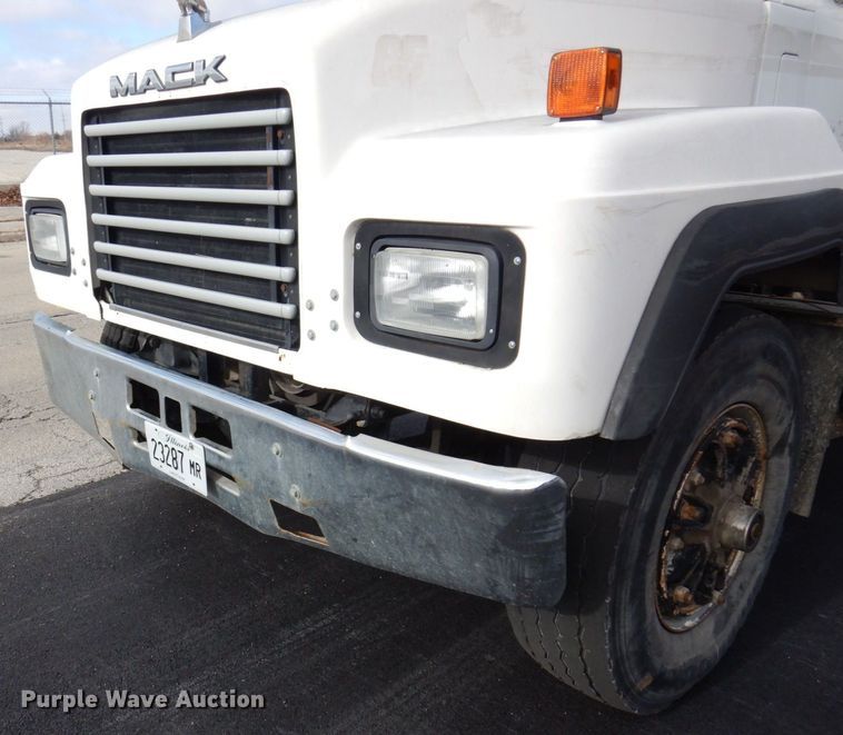 image for item JL9753 1995 Mack RD690S  dump truck