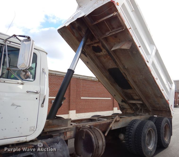 image for item JL9753 1995 Mack RD690S  dump truck