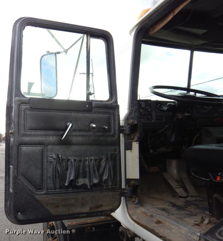 image for item JL9753 1995 Mack RD690S  dump truck