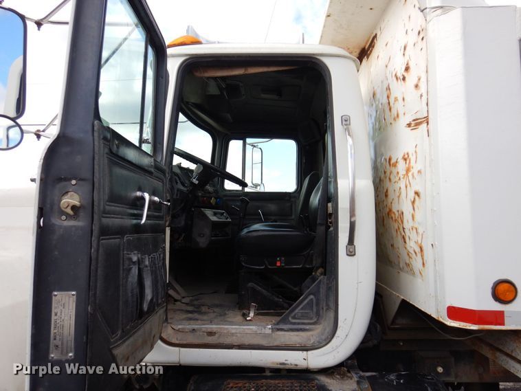 image for item JL9753 1995 Mack RD690S  dump truck