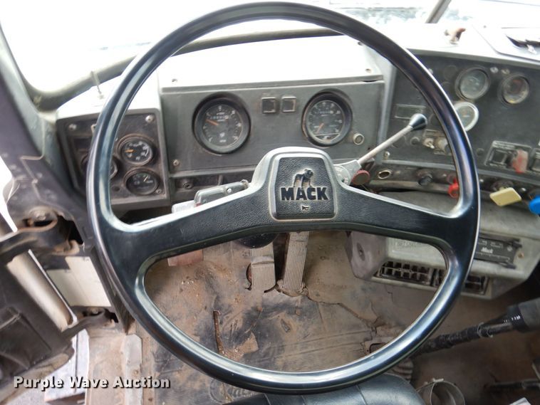 image for item JL9753 1995 Mack RD690S  dump truck