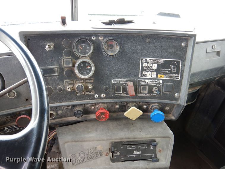 image for item JL9753 1995 Mack RD690S  dump truck