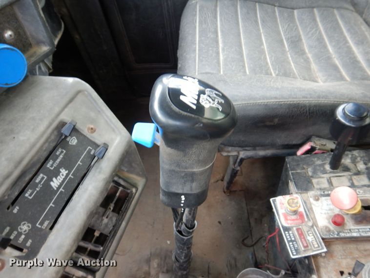 image for item JL9753 1995 Mack RD690S  dump truck