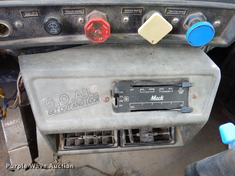 image for item JL9753 1995 Mack RD690S  dump truck