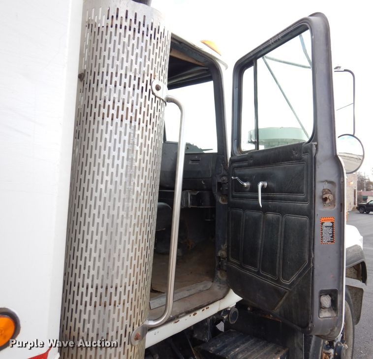 image for item JL9753 1995 Mack RD690S  dump truck
