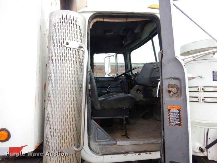 image for item JL9753 1995 Mack RD690S  dump truck