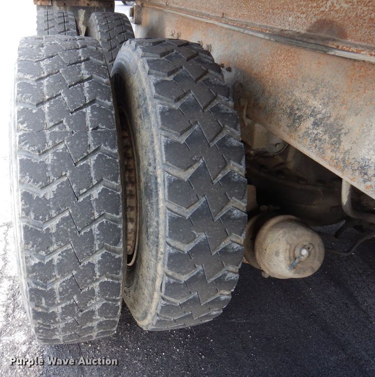 image for item JL9753 1995 Mack RD690S  dump truck