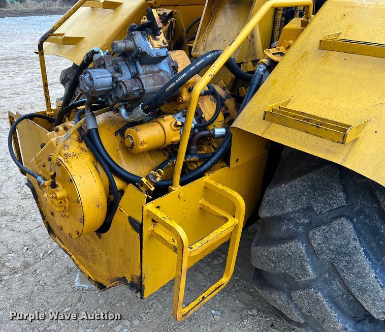 image for item JU9748 1979 John Deere 762  elevating scraper