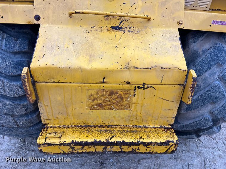 image for item JU9748 1979 John Deere 762  elevating scraper
