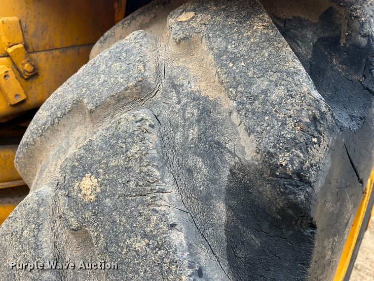 image for item JU9748 1979 John Deere 762  elevating scraper