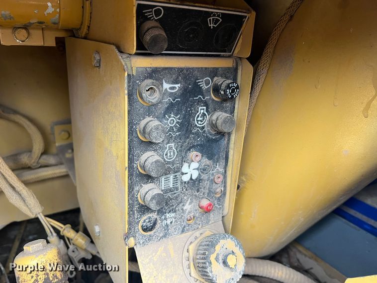 image for item JU9755 1990 Caterpillar D5H  dozer