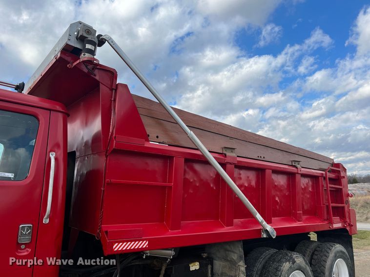 image for item JU9785 1998 International 4900  dump truck