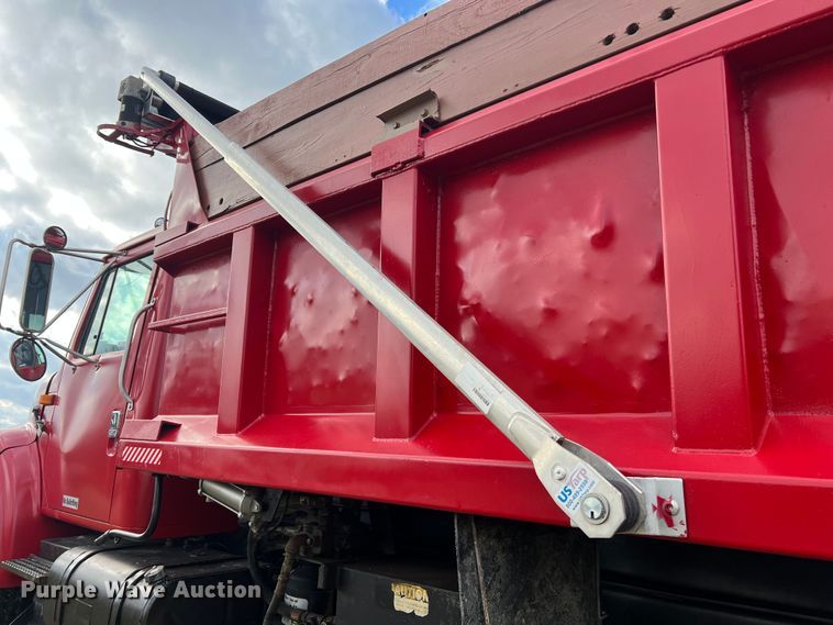 image for item JU9785 1998 International 4900  dump truck