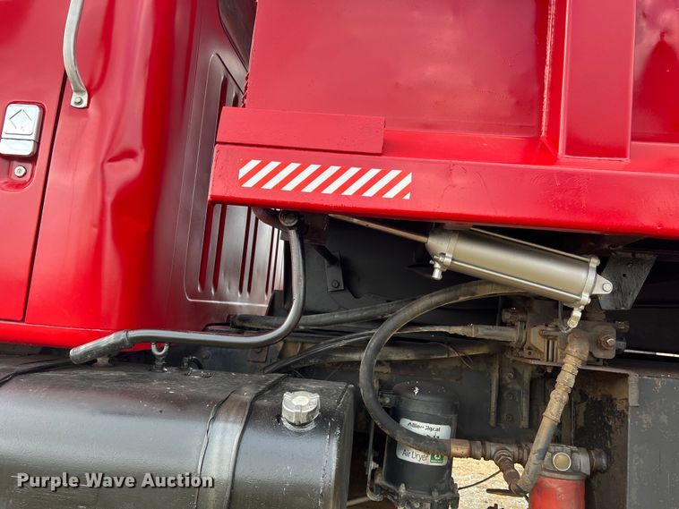 image for item JU9785 1998 International 4900  dump truck