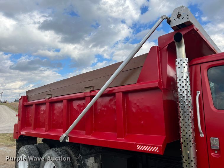 image for item JU9785 1998 International 4900  dump truck