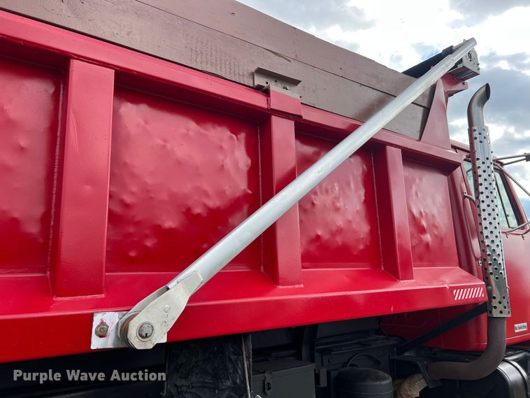 image for item JU9785 1998 International 4900  dump truck