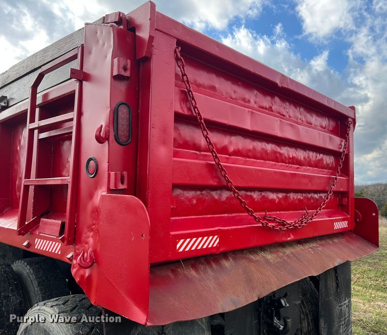 image for item JU9785 1998 International 4900  dump truck