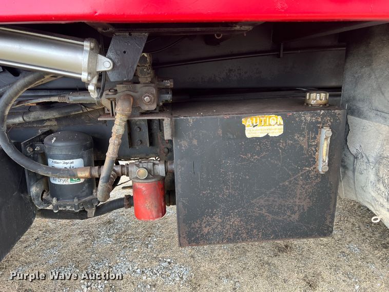 image for item JU9785 1998 International 4900  dump truck