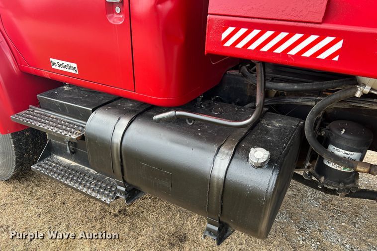 image for item JU9785 1998 International 4900  dump truck