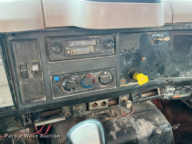 image for item JU9785 1998 International 4900  dump truck