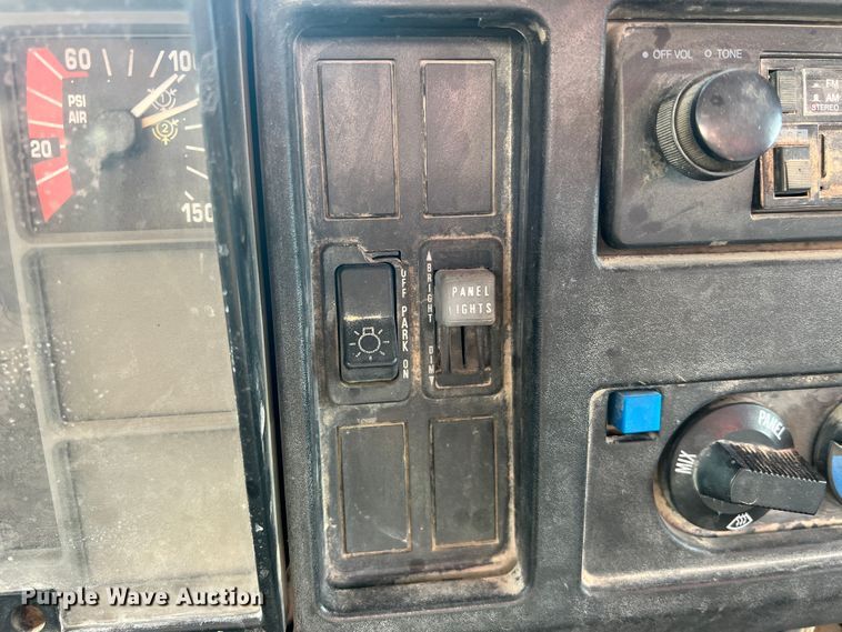 image for item JU9785 1998 International 4900  dump truck