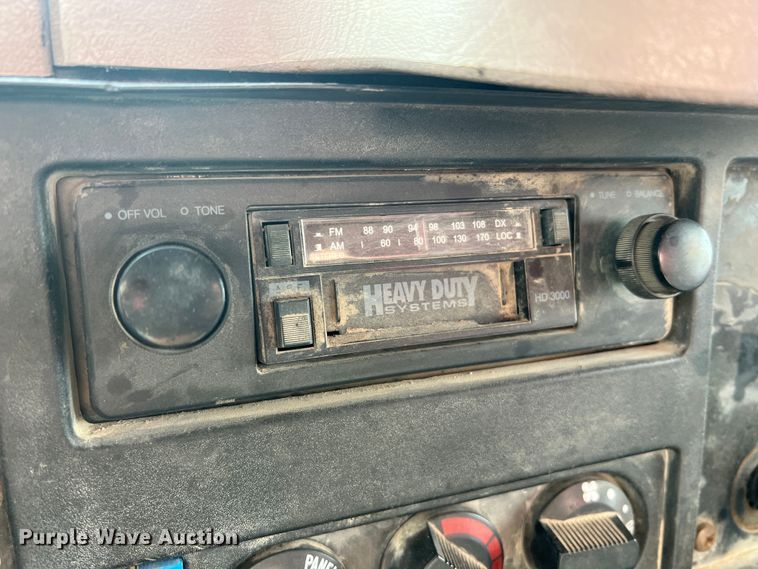 image for item JU9785 1998 International 4900  dump truck