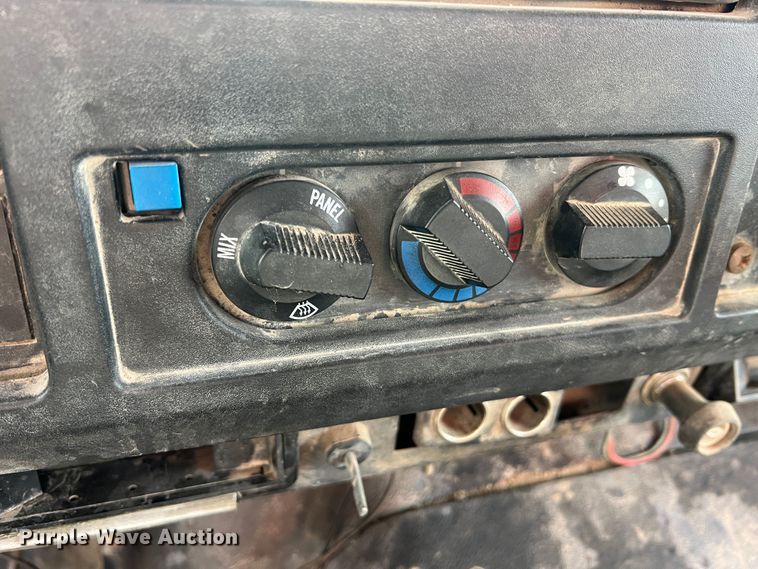 image for item JU9785 1998 International 4900  dump truck