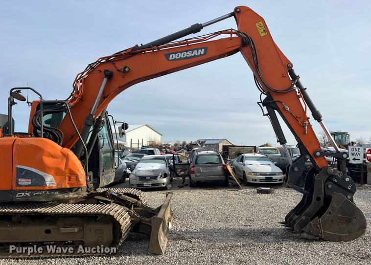 image for item JU9861 2017 Doosan DX140LCR-5  excavator