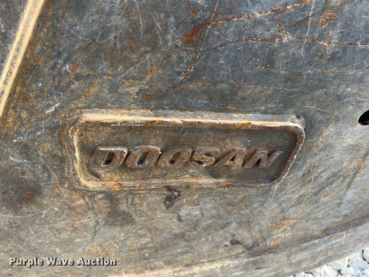 image for item JU9861 2017 Doosan DX140LCR-5  excavator