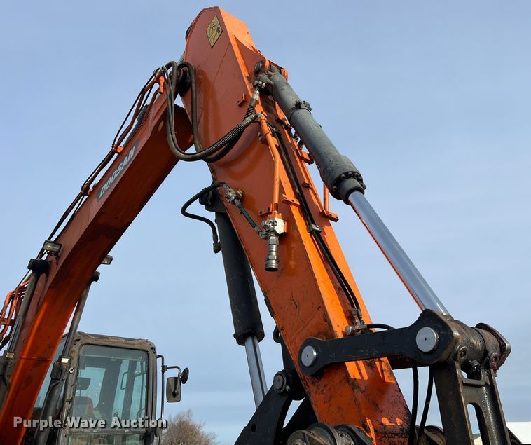 image for item JU9861 2017 Doosan DX140LCR-5  excavator