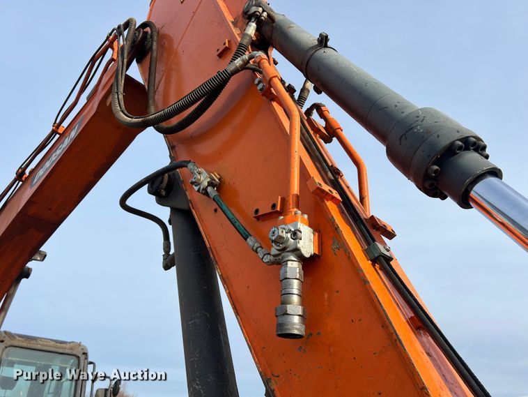 image for item JU9861 2017 Doosan DX140LCR-5  excavator