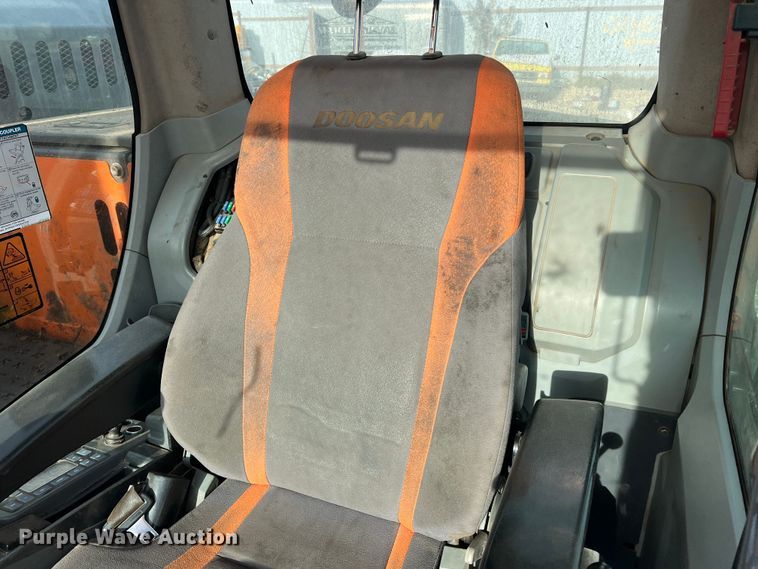 image for item JU9861 2017 Doosan DX140LCR-5  excavator