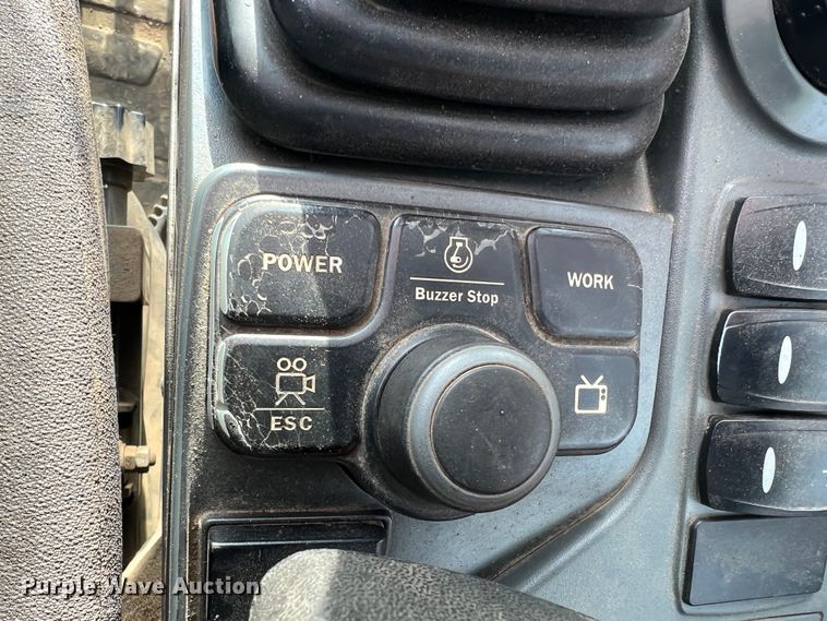 image for item JU9861 2017 Doosan DX140LCR-5  excavator