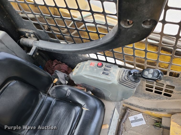 image for item JW9913 2006 Komatsu SK1026-5N  skid steer loader