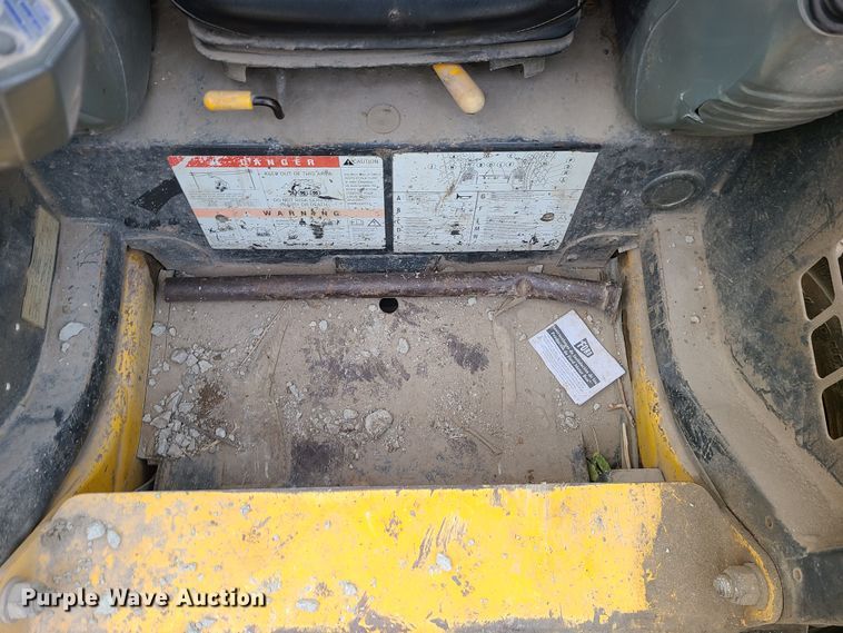 image for item JW9913 2006 Komatsu SK1026-5N  skid steer loader